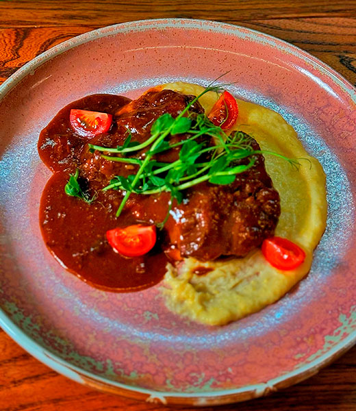 Говяжьи щеки с кукурузной
полентой