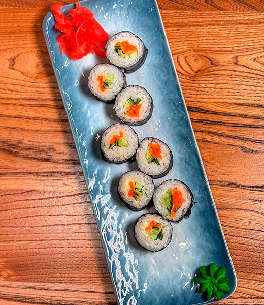 Маки ролл с лососем и огурцом