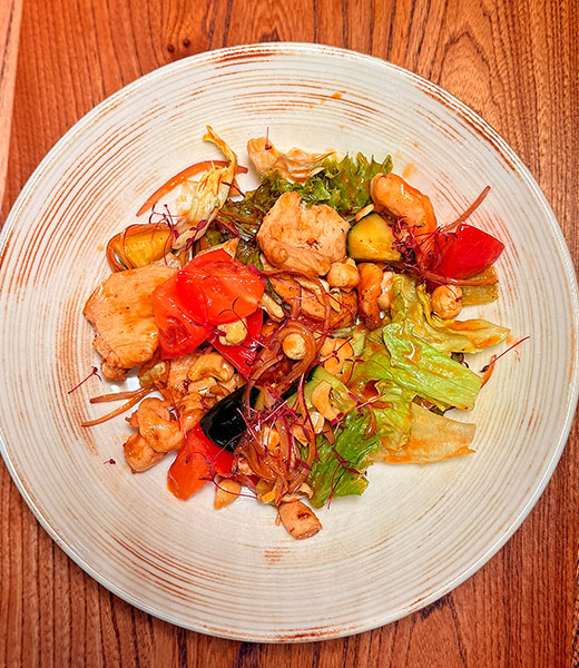 Пад Тай салат с креветками
и маринованным цыпленком