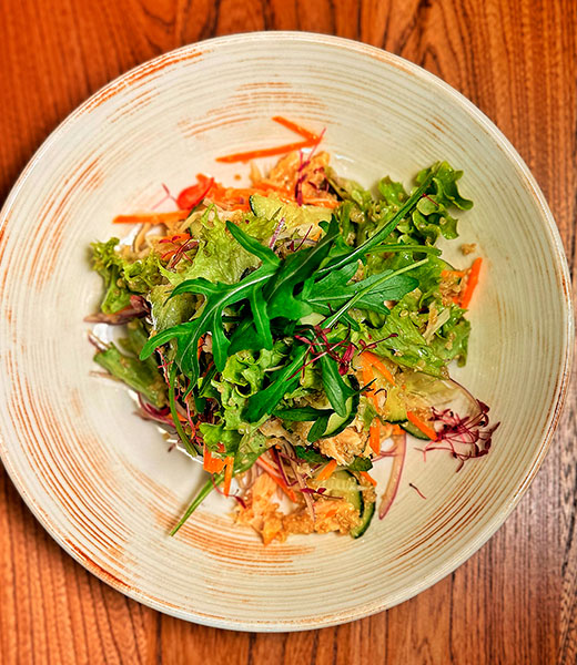 Салат с копченым лососем